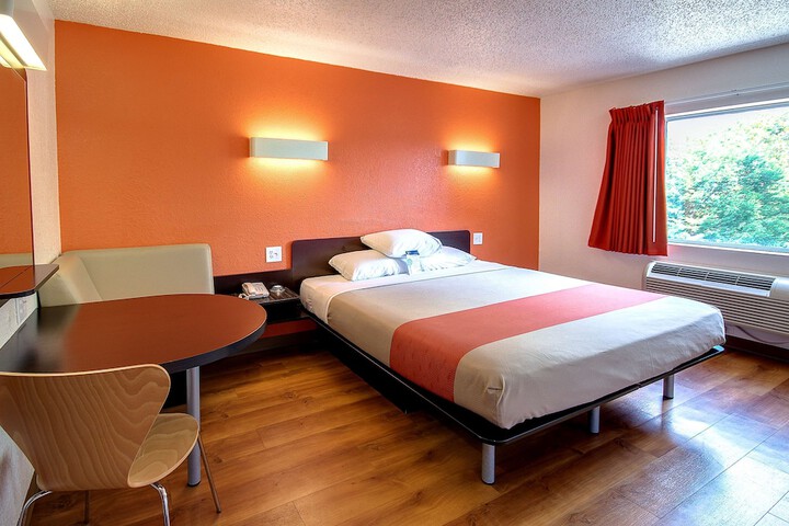 1 King Bed (5 of 9)