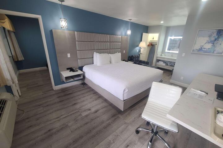 1 King Bed Refrigerator WiFi Full Breakfast (3 of 25)