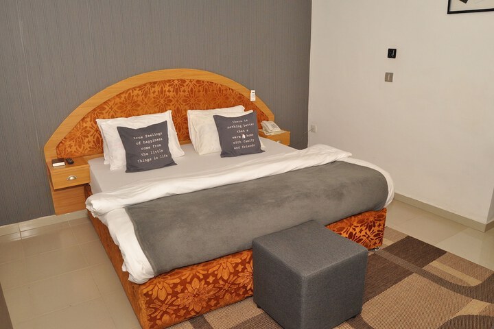 Room 13 of 30