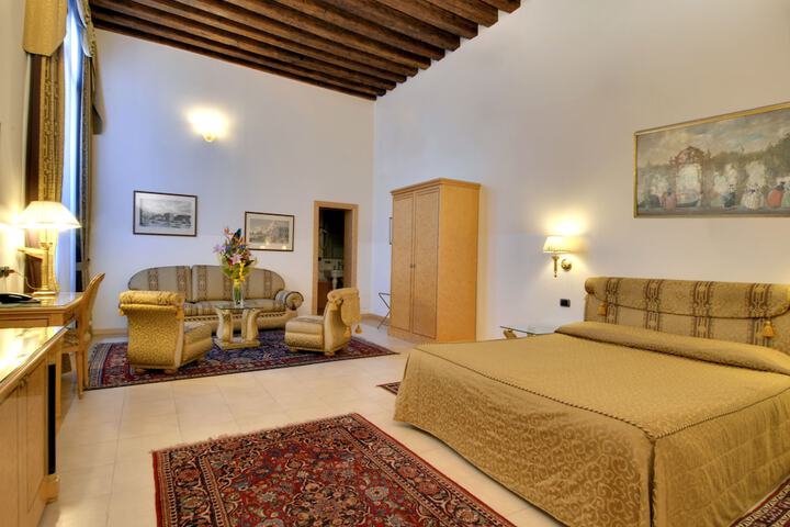 Room 6 of 16
