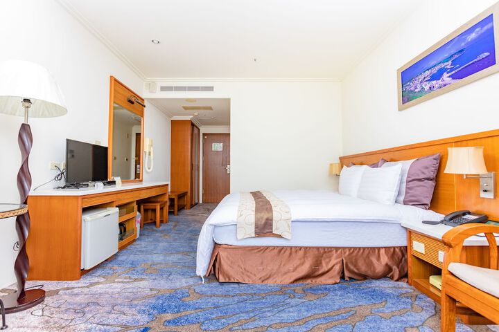 Room 4 of 28