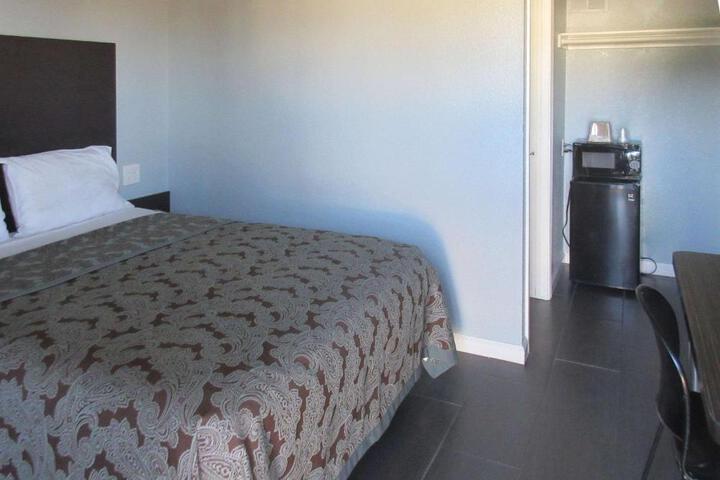 1 Queen Bed (7 of 8)