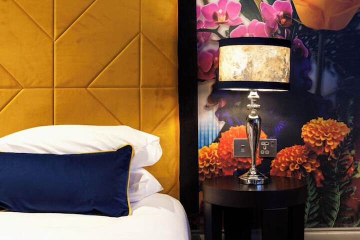 Room 27 of 100