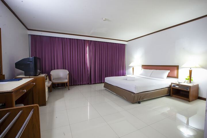Room 52 of 143