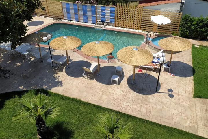 Pool 10 of 14