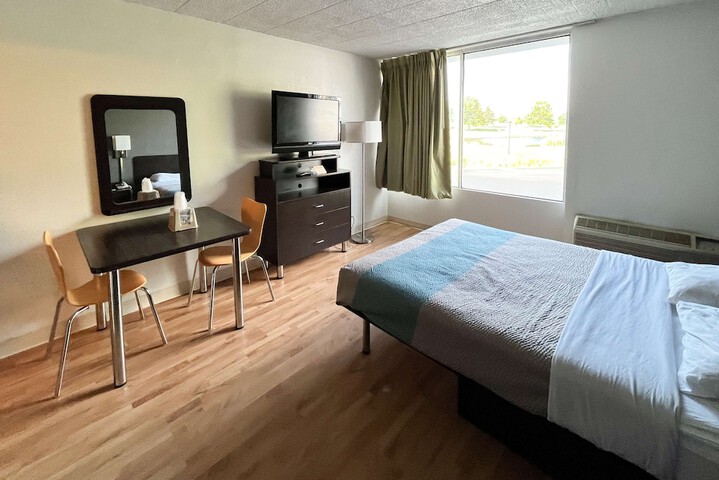 1 Queen Bed Kitchen (2 of 4)