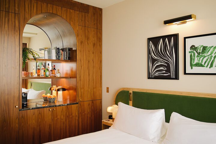 Room 5 of 8