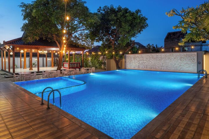 Hotel with Pool