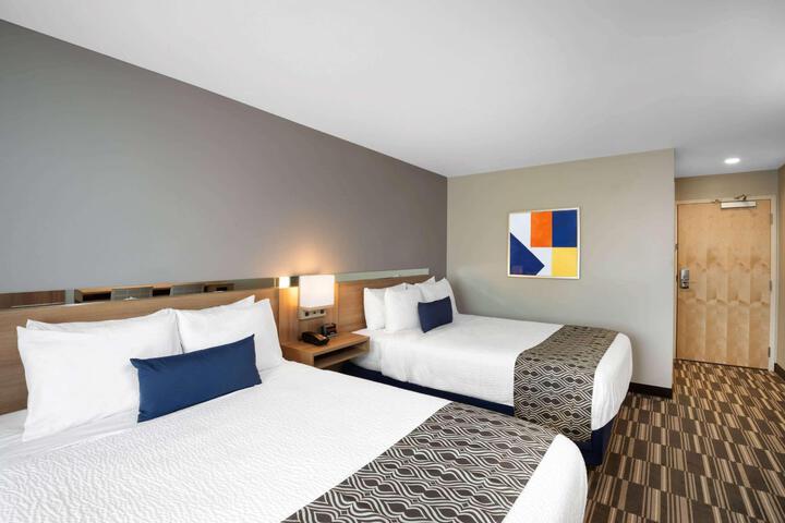 1 Queen Bed (2 of 24)