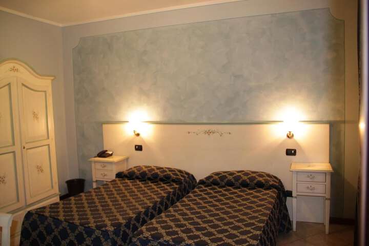 Room 13 of 30