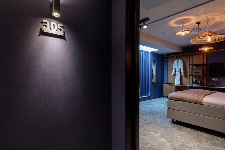 Room 4 of 110