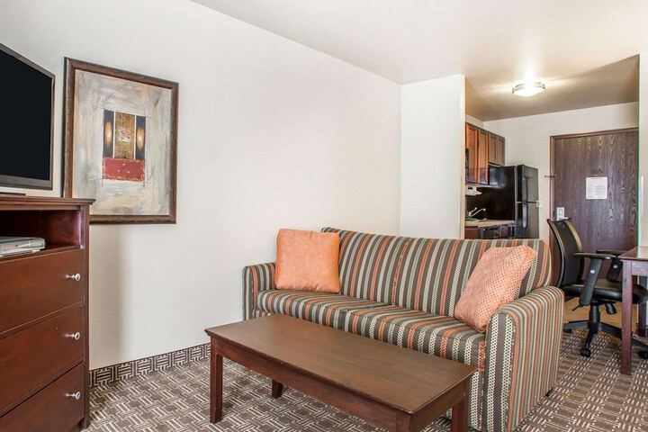 1 King Bed Business Room Efficiency Suite Upgrade (18 of 30)