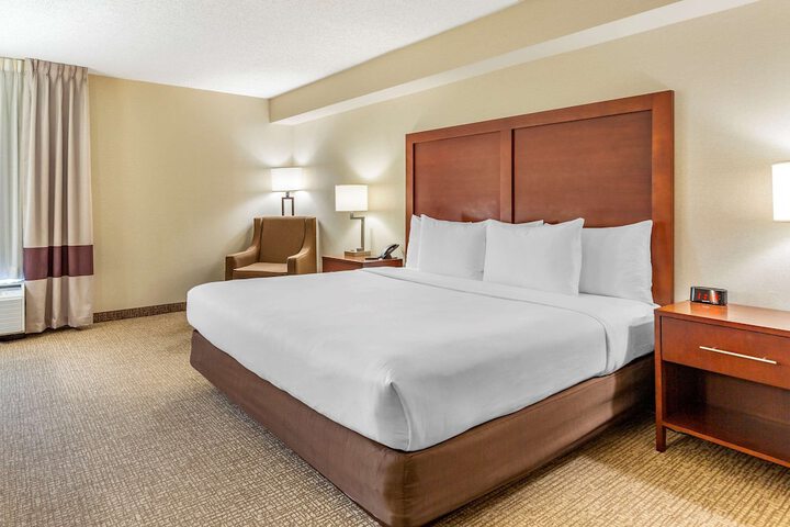 1 King Bed (4 of 19)