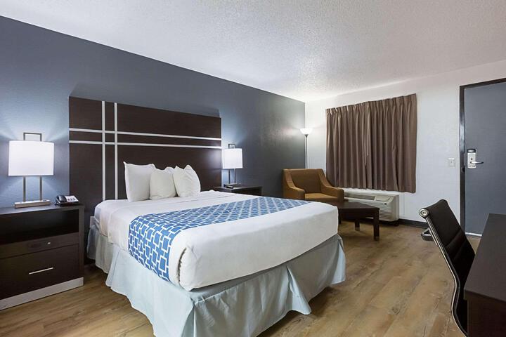1 Queen Bed (9 of 22)