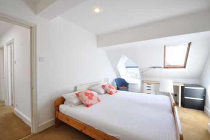 Room 6 of 9