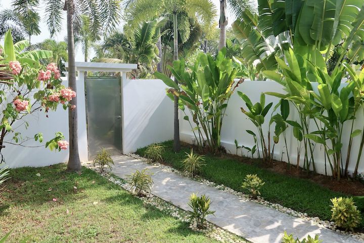 Hotel Exterior 96 of 98