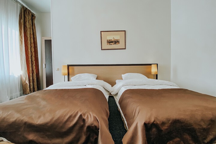 Room 27 of 77