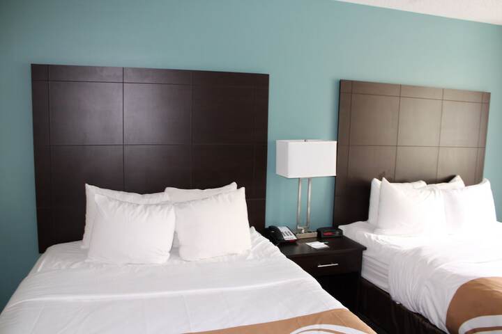 1 Queen Bed (9 of 16)