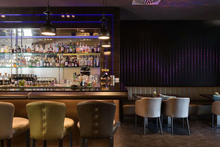 Lounge 107 of 159
