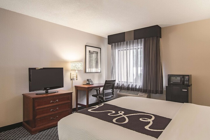 1 Double Bed Mobility Hearing Impaired Accessible Room (7 of 12)