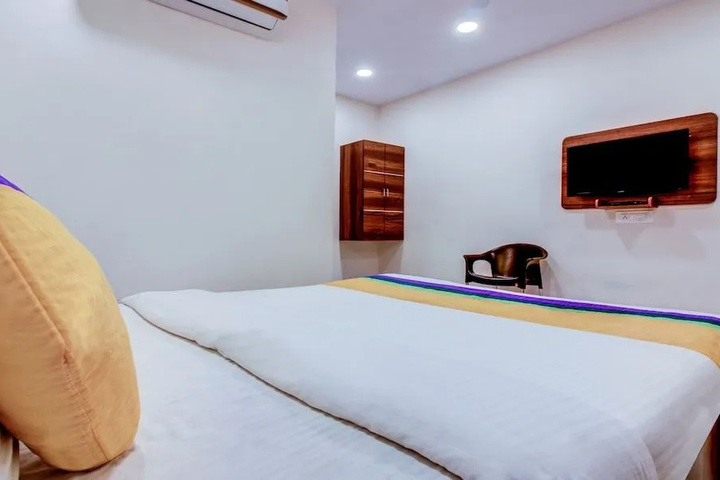 Room 6 of 10