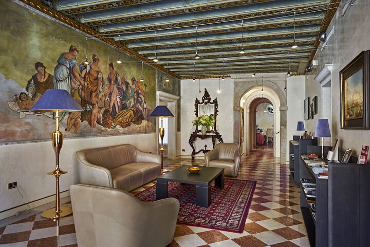 Entrance & Lobby