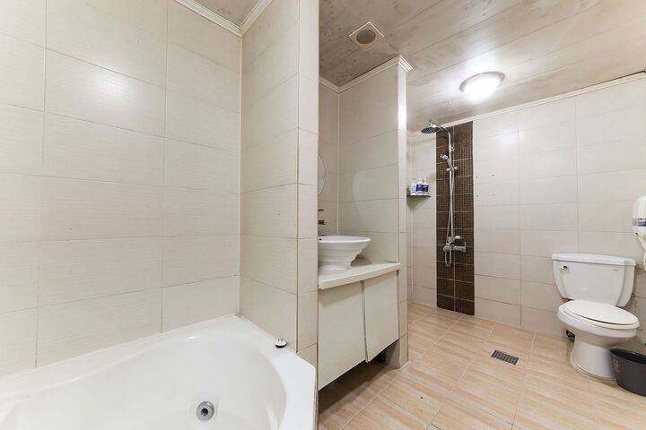 Room 3 of 20