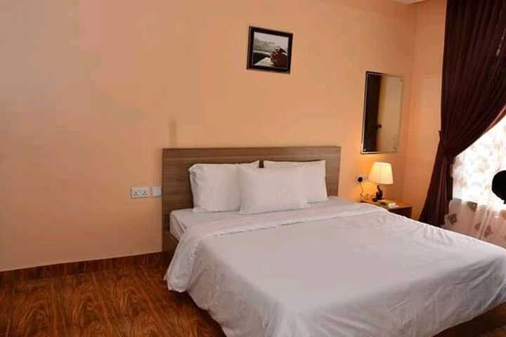 Room 4 of 13