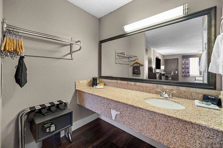 2 Queen Beds High Speed Internet Accessible Coffee Maker, Hairdryer Iron and Ironing Board Full Breakfast (2 of 6)