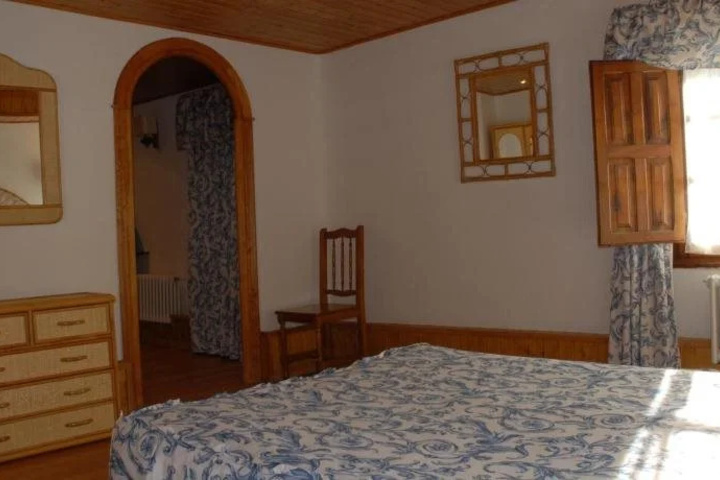 Room 5 of 16