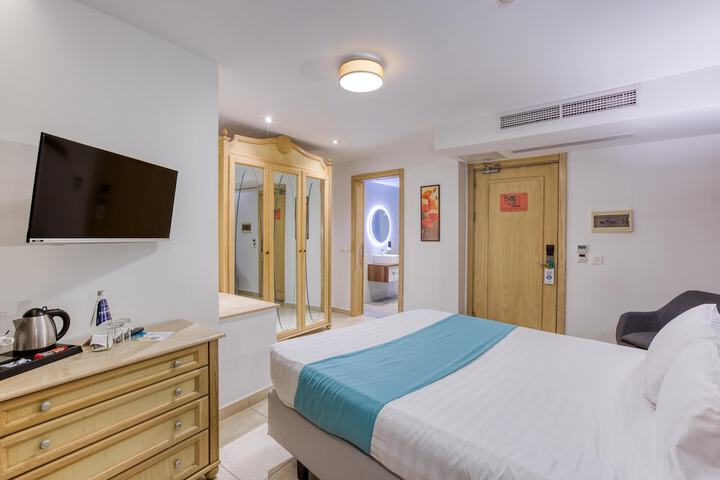 Room 26 of 216