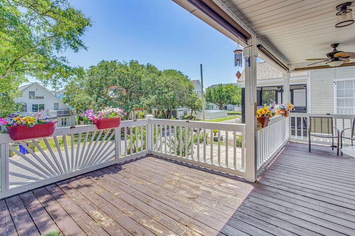Exterior of Walk to Ocean & Pier: Surfside Beach Family Escape