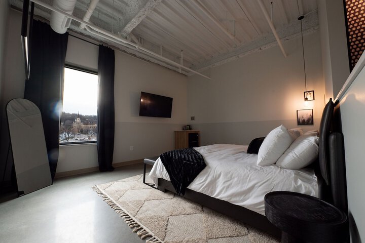 1 King Bed (1 of 19)