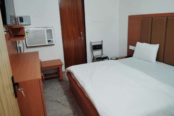 Room 4 of 11