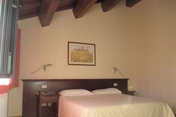 Room 22 of 40