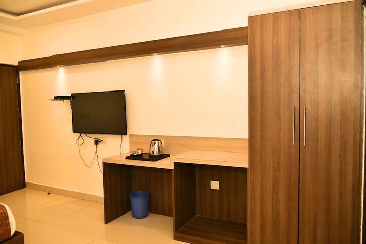 Room 5 of 11