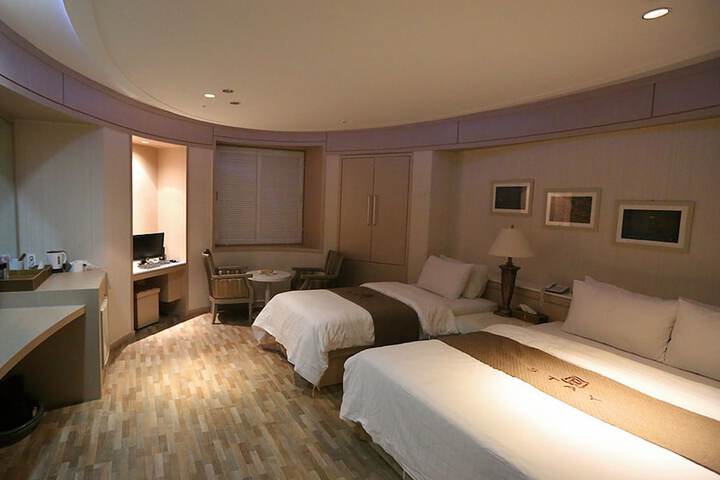 Room 10 of 19
