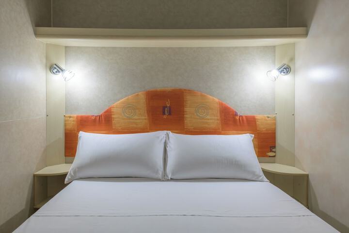Room 5 of 32