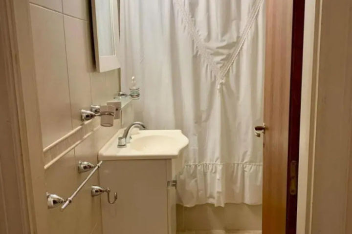 Room 6 of 10