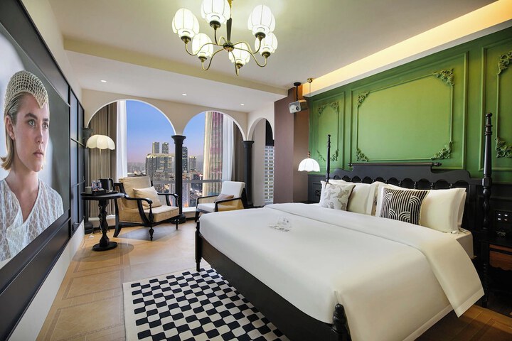 Room 76 of 112