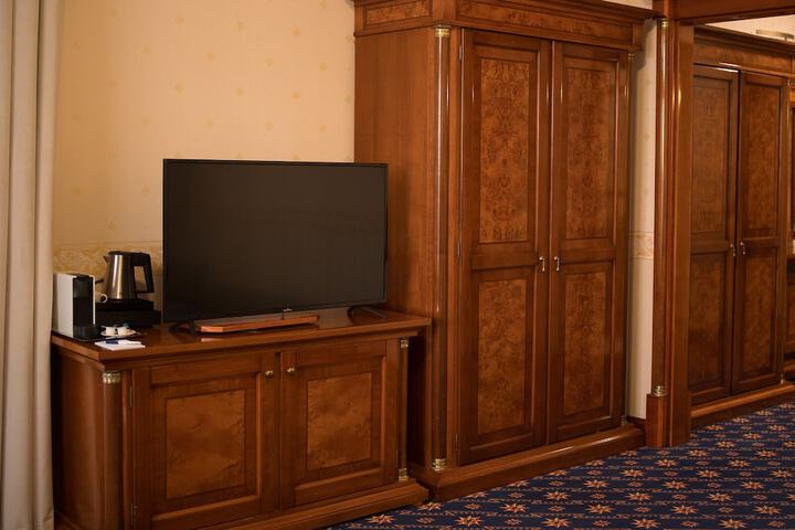 Room 24 of 143