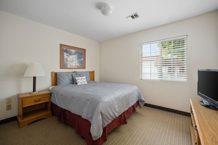 Studio Suite Queen Bed (5 of 16)