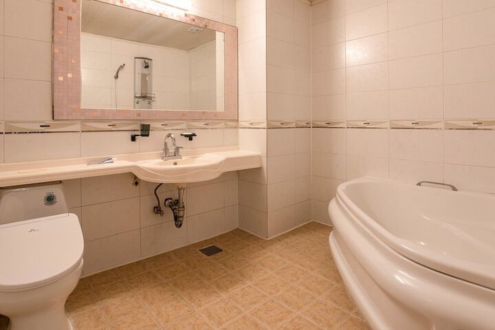 Room 10 of 21