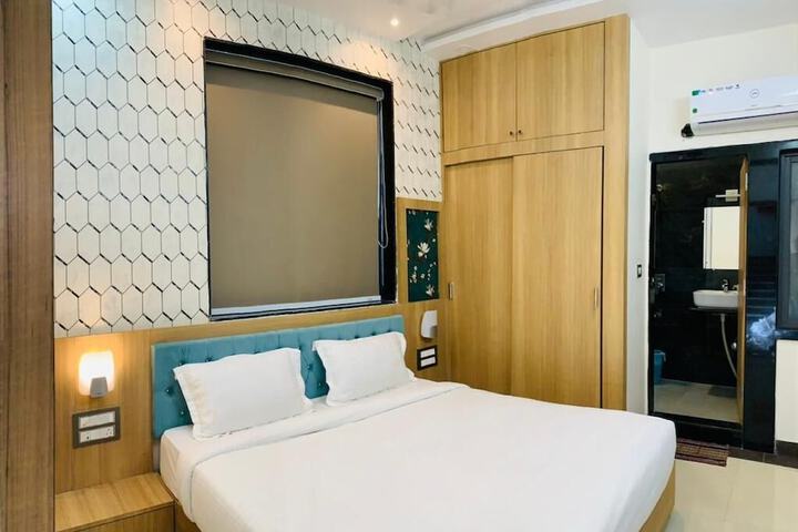 Room 4 of 7