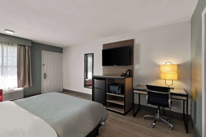 1 King Bed (2 of 20)