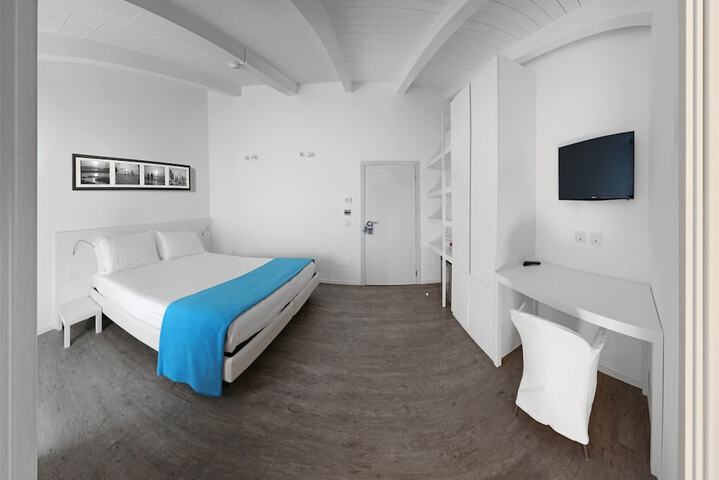 Room 27 of 92