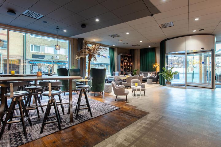Entrance & Lobby