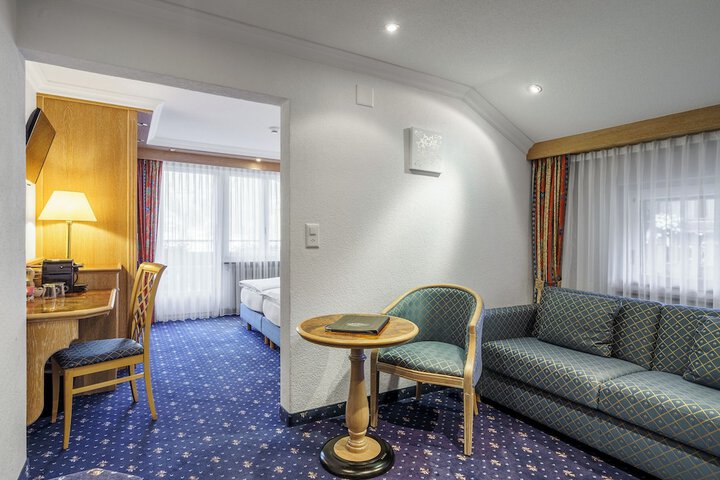 Room 33 of 102