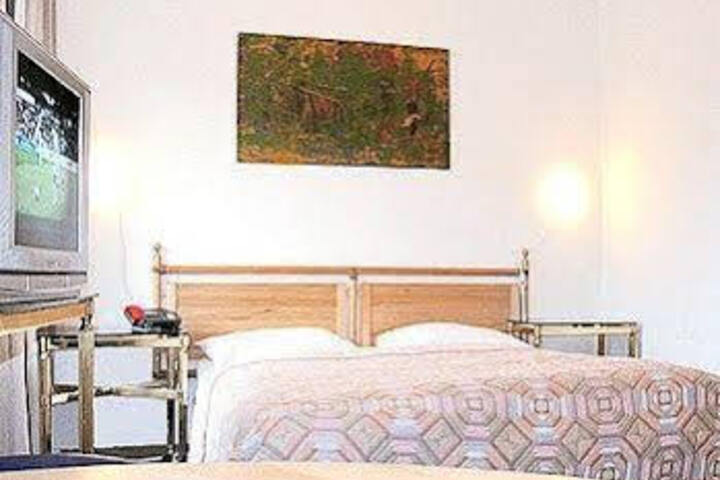 LINDAS BEAUTY HOSTEL