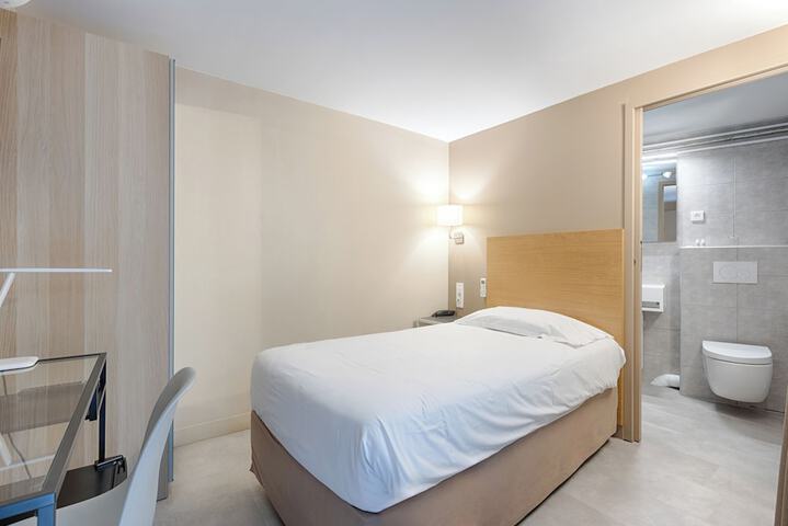 Room 3 of 16